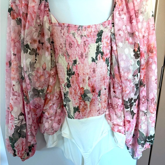 Express Pink and White Floral Blouse with Billowy Sleeves - Picture 4 of 7